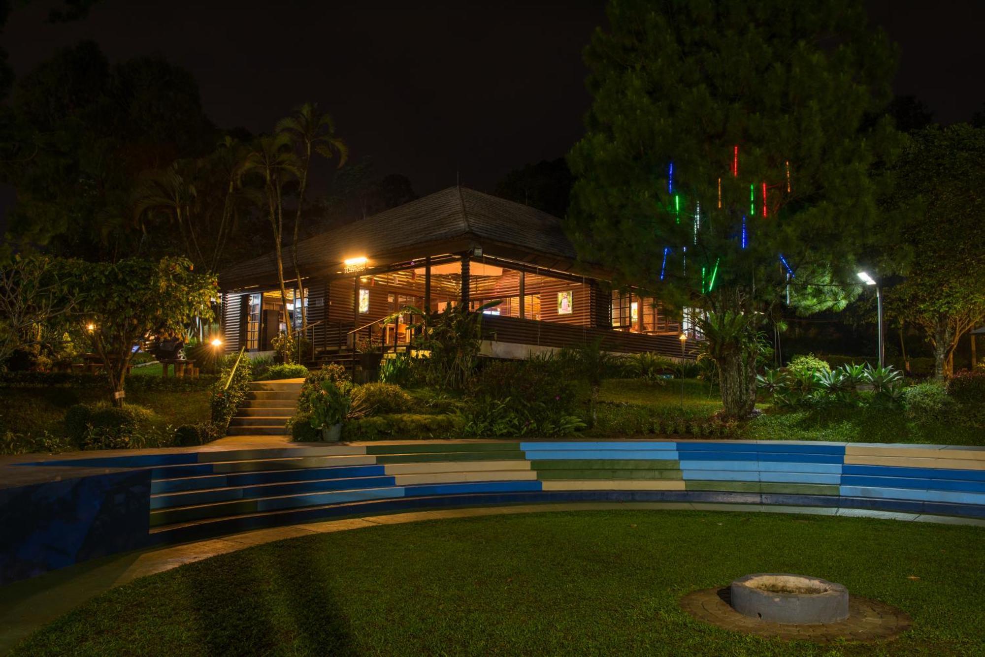 Hotel D'Agape Meeting & Conference à Puncak Extérieur photo