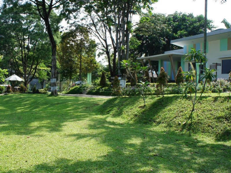 Hotel D'Agape Meeting & Conference à Puncak Extérieur photo
